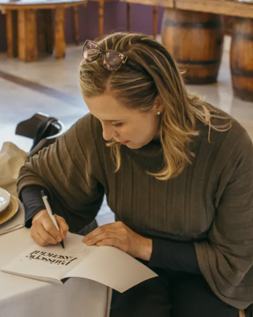 Karyne autografando o livro Pâtisserie Essencial